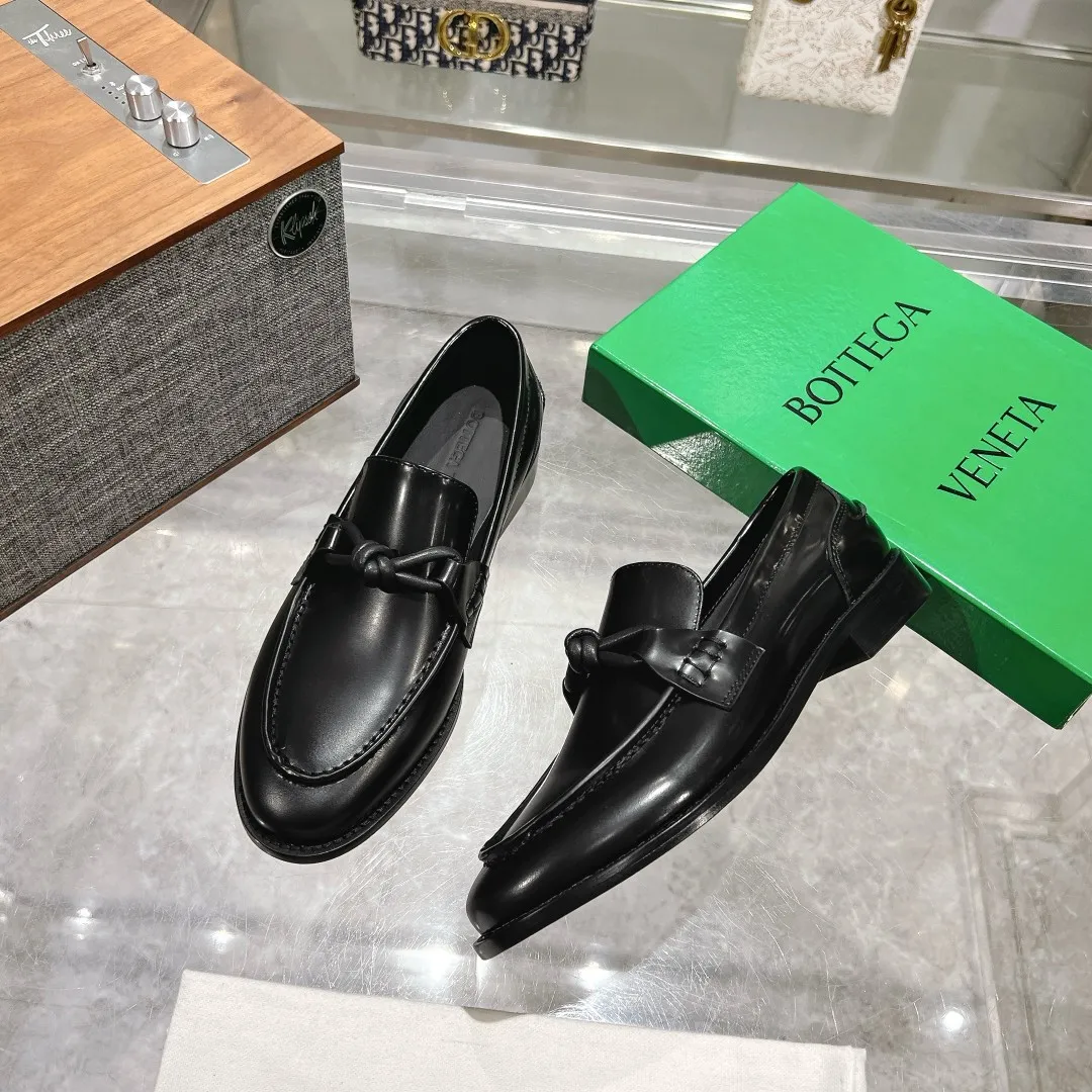 [BV] Top P: 860💰 Size: Female 35-39 (Female 40 custom-made) Male 39-44 (38.45 non-refundable) Bottega Veneta 2025 Autumn and Winter counter style! Small round toe loafers! Imported leather outsole! Imported open edge beaded cowhide! Solid color Niuli!